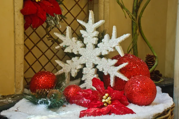 Rot-weiß-goldener Weihnachtsschmuck — Stockfoto