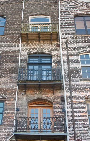 Balcons en fer sur le vieux bâtiment en brique — Photo