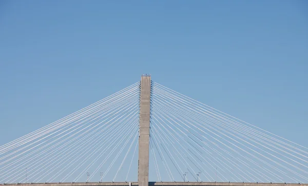 悬浮桥对蓝蓝的天空上的白色电缆 — 图库照片