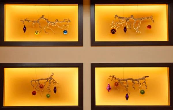 黄色のフレームでのクリスマスの装飾 — ストック写真