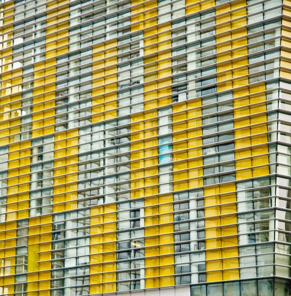 Bâtiment moderne jaune et argent — Photo