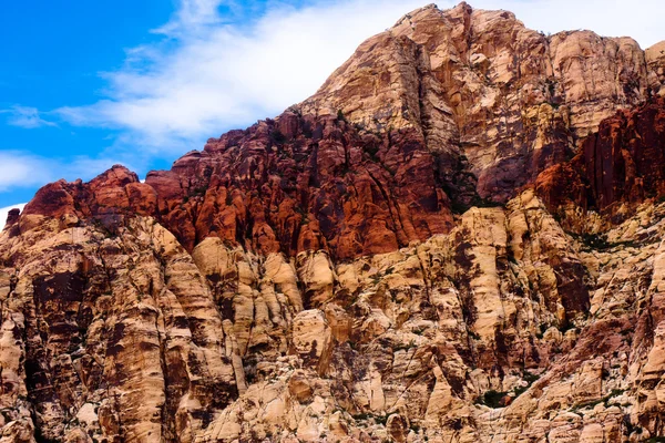 Kırmızı bant ile kahverengi Dağları — Stok fotoğraf