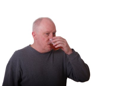 plastik bardak içme yaşlı kel adam