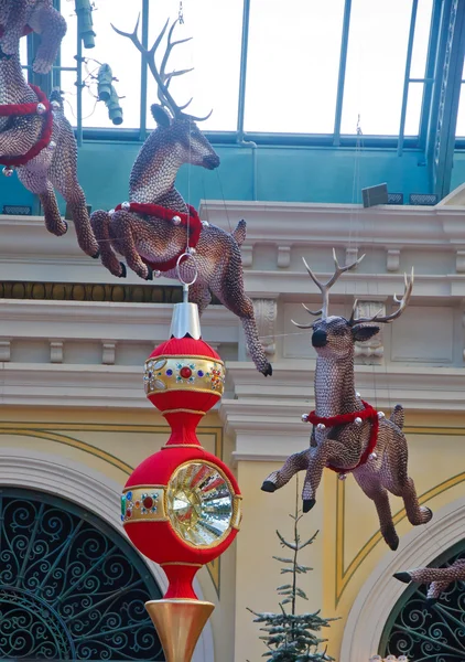 Weihnachtsdeko in der Lobby mit Rentieren — Stockfoto