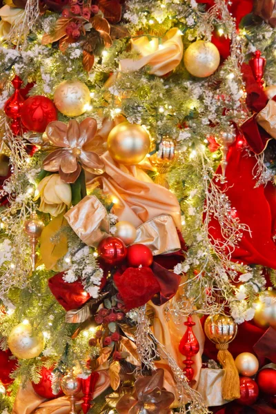 Djärvt färgade juldekorationer på ett träd — Stockfoto