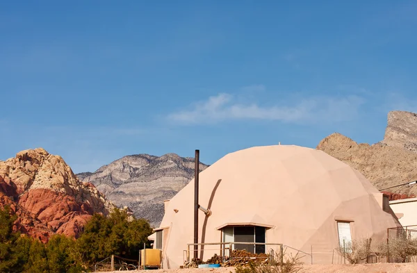 Geodesic Dome in Desert — Stock Photo, Image