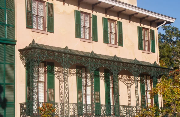 Persianas verdes en el viejo edificio de estuco marrón —  Fotos de Stock