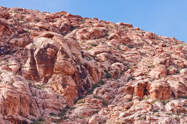 Rode rotsen onder de blauwe hemel — Stockfoto