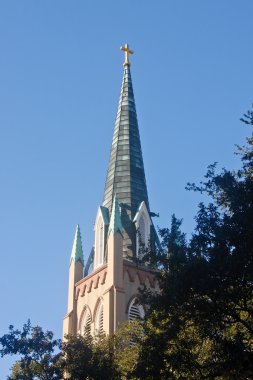 Presbiteryen Kilisesi kule mavi gökyüzüne yükselen