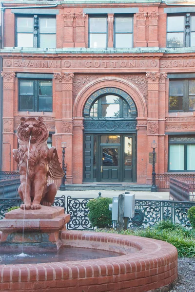 Griffin en pierre rouge devant le bâtiment historique — Photo