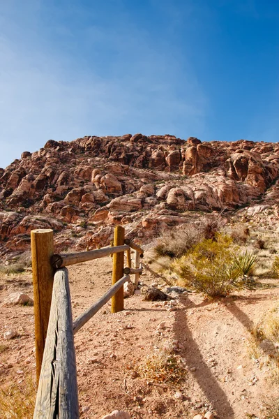 Cerca ferroviária de madeira para o deserto em direção às montanhas — Fotografia de Stock