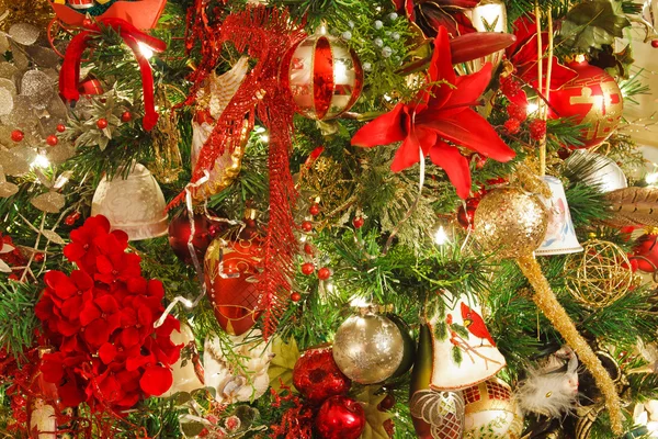Κόκκινο και χρυσό διακοσμήσεις Χριστουγέννων σε ένα σπίτι δέντρο — Φωτογραφία Αρχείου