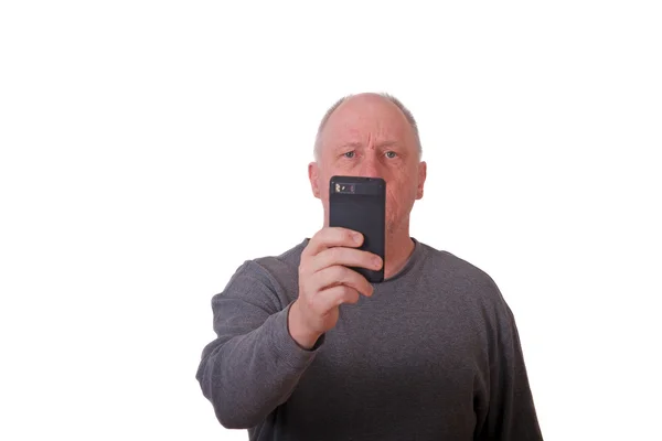 Hombre calvo mayor tomando fotos con teléfono inteligente —  Fotos de Stock