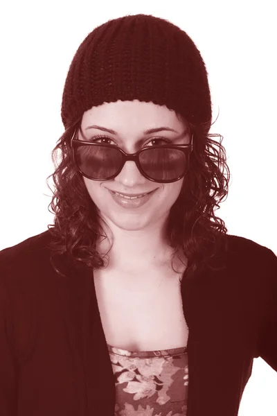 Женщина в шляпе, смотрящая на солнцезащитные очки Duotone — стоковое фото