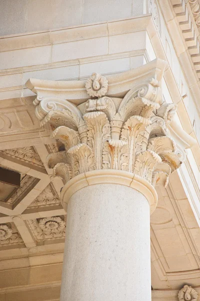 Готическая колонна на старом каменном здании — стоковое фото