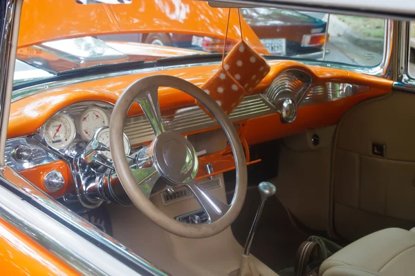 Klasické řídicí panel v starý oranžové kabriolet — Stock fotografie