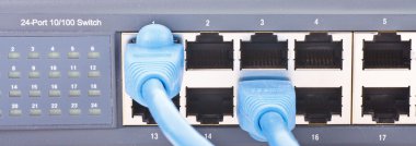 ethernet kabloları ile ağ yönlendiricisi