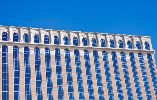 Blauwe windows in klassieke stenen gebouw — Stockfoto