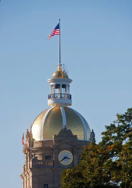 Башня с золотыми куполами и американским флагом — стоковое фото