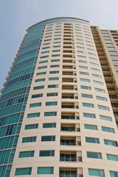 Condo torens met balkons van grond — Stockfoto