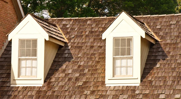 Два мансардних вікон на деревини шейкер даху — стокове фото