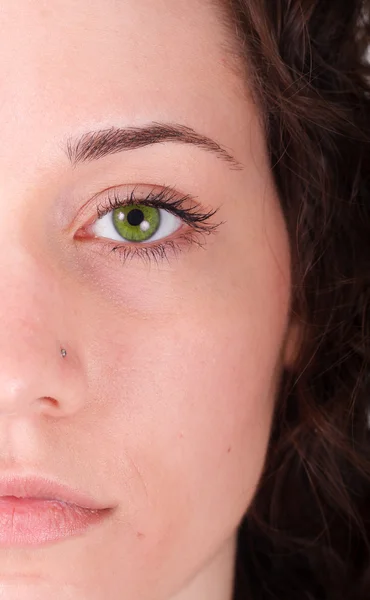 Junge Brünette mit grünen Augen halb im Gesicht — Stockfoto
