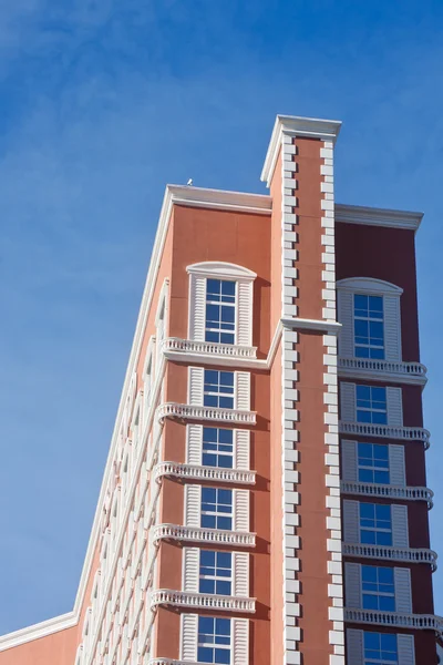 Brun hotel med vit trim under blå himmel — Stockfoto