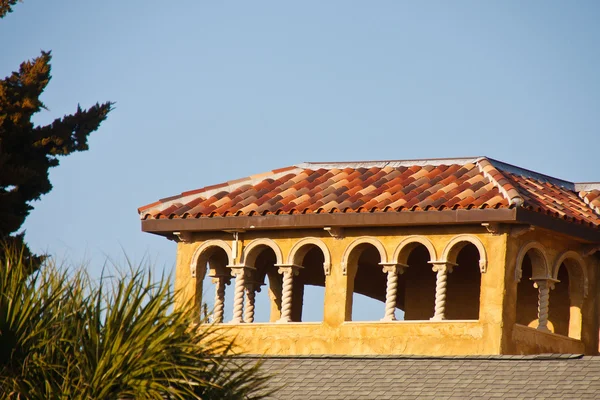 Stucco Arcos com telhado de telha — Fotografia de Stock