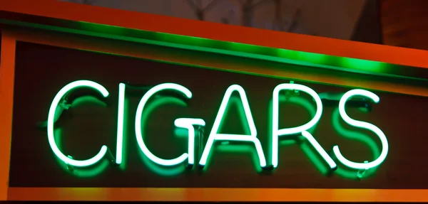 Grön neonskylt cigarrer — Stockfoto