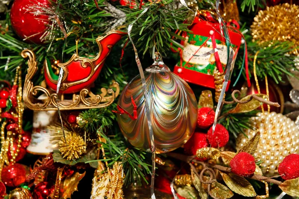 Ριγέ χρυσό στολίδι στο χριστουγεννιάτικο δέντρο — Φωτογραφία Αρχείου