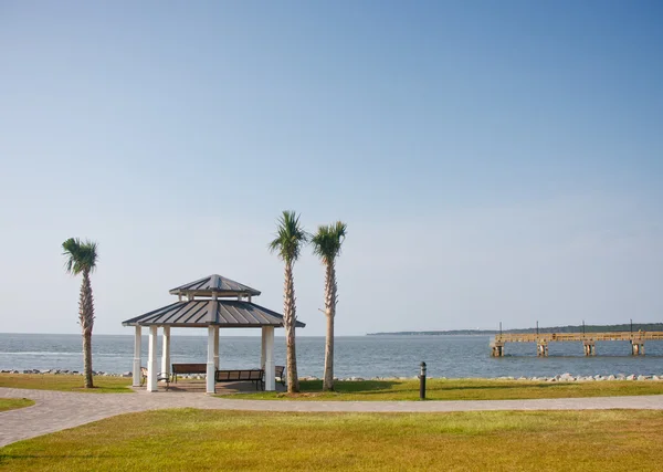 Pavillon und Palmen an der Küste am Pier — Stockfoto