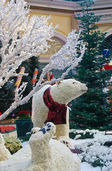Πολική αρκούδα στον κήπο των Χριστουγέννων — Φωτογραφία Αρχείου