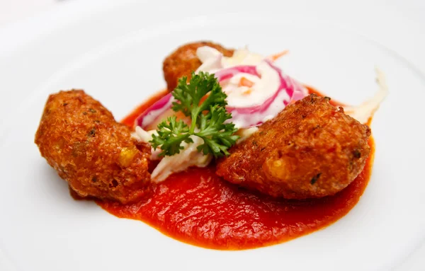 Conch-Krapfen auf Teller mit Sauce und Garnitur — Stockfoto