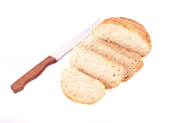 Pan de grano entero rebanado en blanco con cuchillo — Foto de Stock