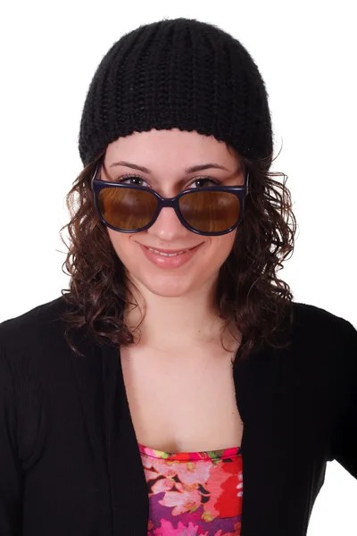 Hermosa morena en gafas de sol y gorra de punto —  Fotos de Stock