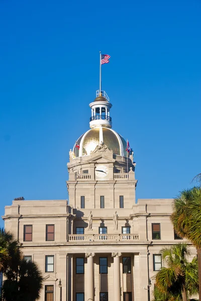 Arquitectura clásica con cúpula dorada y bandera americana — Foto de Stock