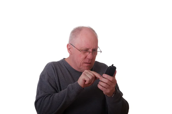 Hombre calvo mayor con camisa gris tratando de marcar un teléfono —  Fotos de Stock
