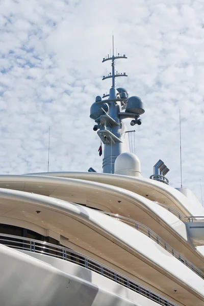 通信塔に向かって上昇白いヨットのデッキ — ストック写真