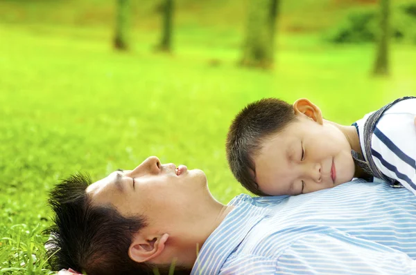 Jongen in slaap op Papa's borst — Stockfoto