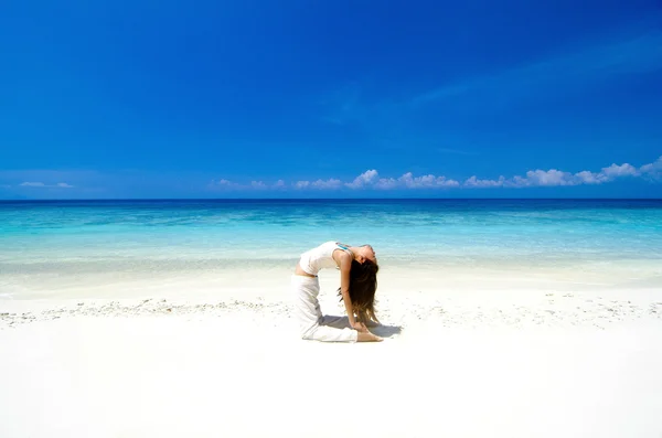 Strand yoga — Stockfoto