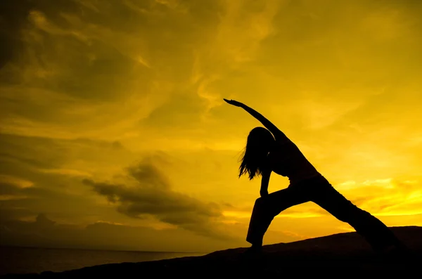 Yoga in de natuur — Stockfoto