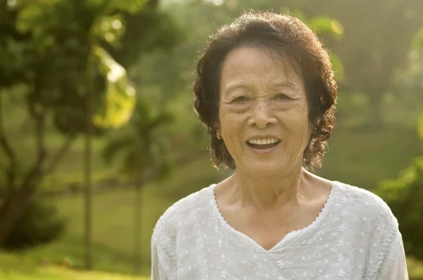 Asiatico anziano donna — Foto Stock