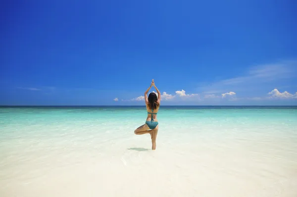 Pláž jóga — Stock fotografie