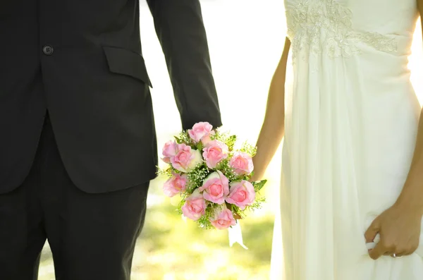 Sposa e sposo all'aperto — Foto Stock