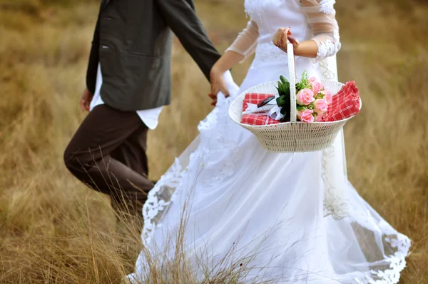 Bride and groom running — Stock Photo, Image