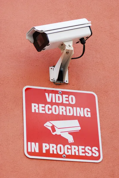 Überwachungskamera mit Warnschild — Stockfoto