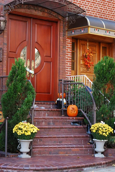 A grand main entrance of a house with halloween decoration — Stockfoto