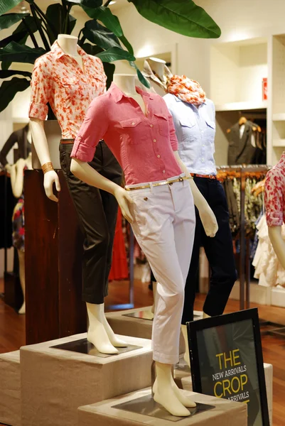 Winkelen in een causaal kledingwinkel — Stockfoto