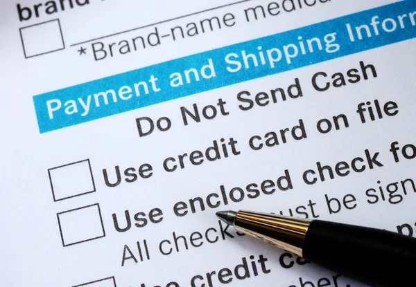 Betala med kreditkort eller check konceptet online shopping — Stockfoto