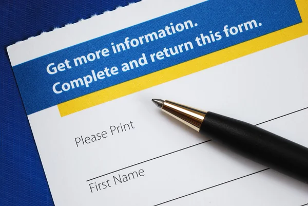 Voer het formulier voor het aanvragen van meer informatie geïsoleerd op blauw — Stockfoto